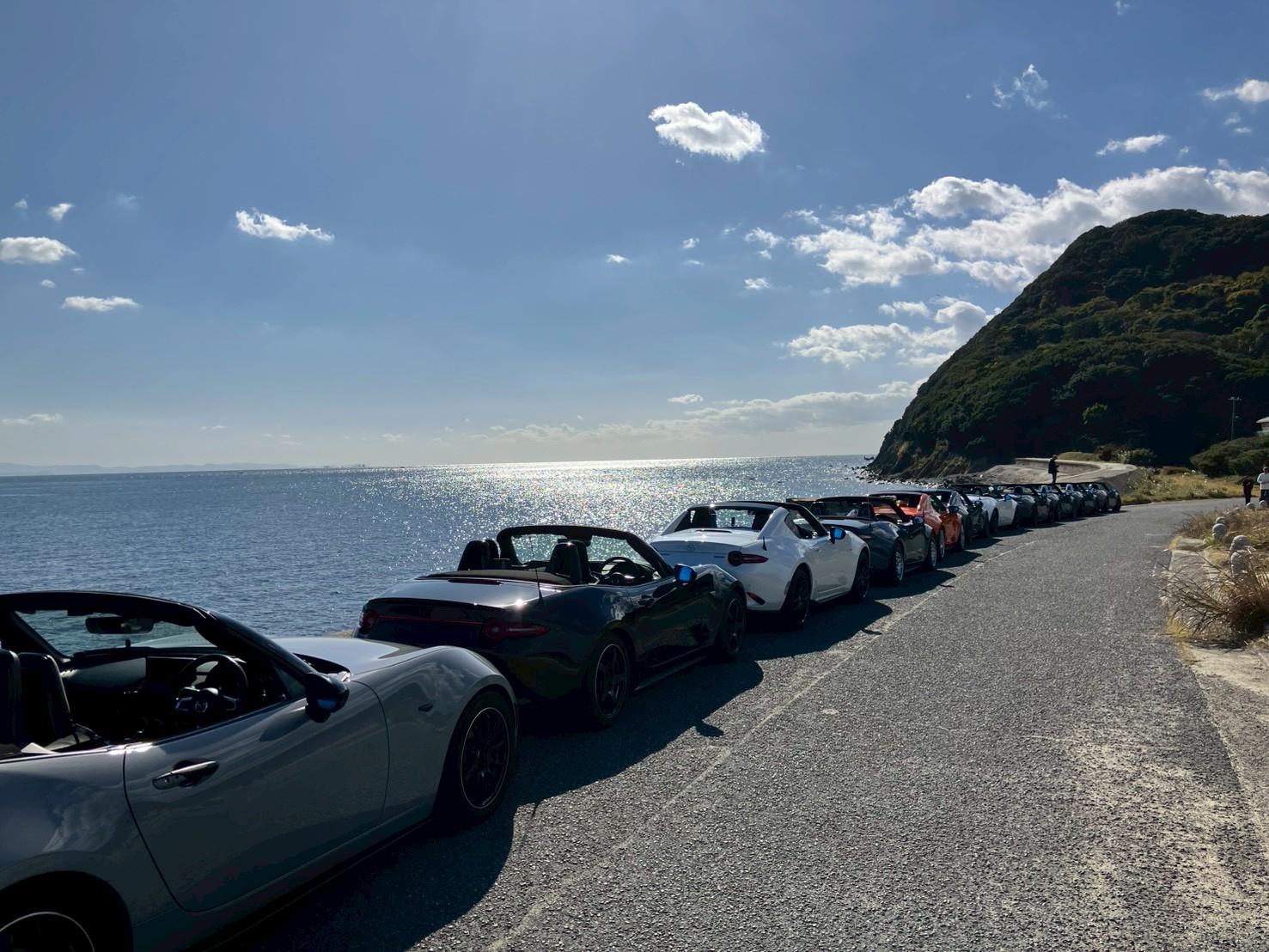 淡路サンセットラインを走るロードスターの列