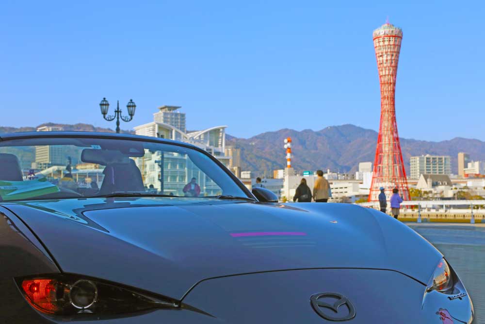ポートタワーを背景にしたロードスター