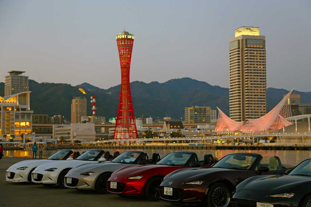 ライトアップされたポートタワーとロードスター