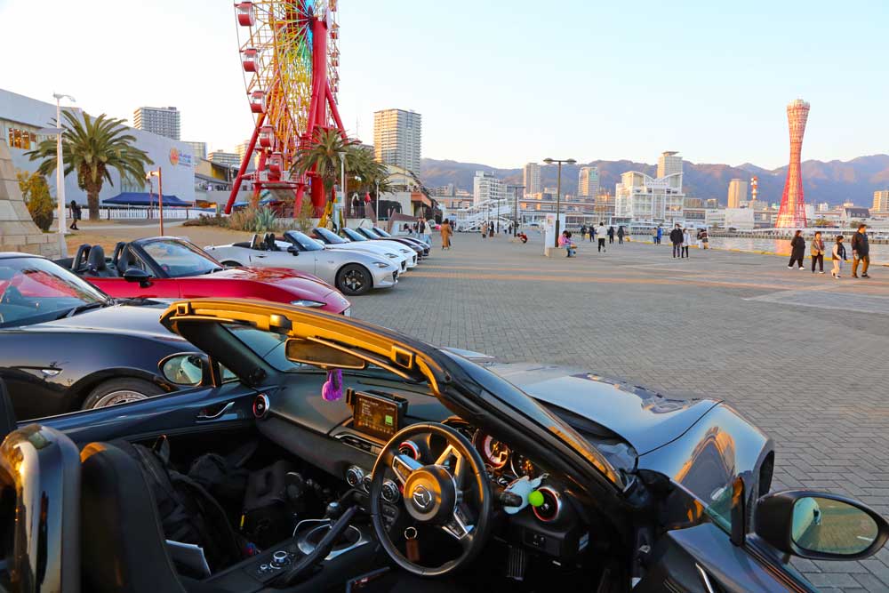 神戸モザイクの観覧車とオープンのロードスターたち
