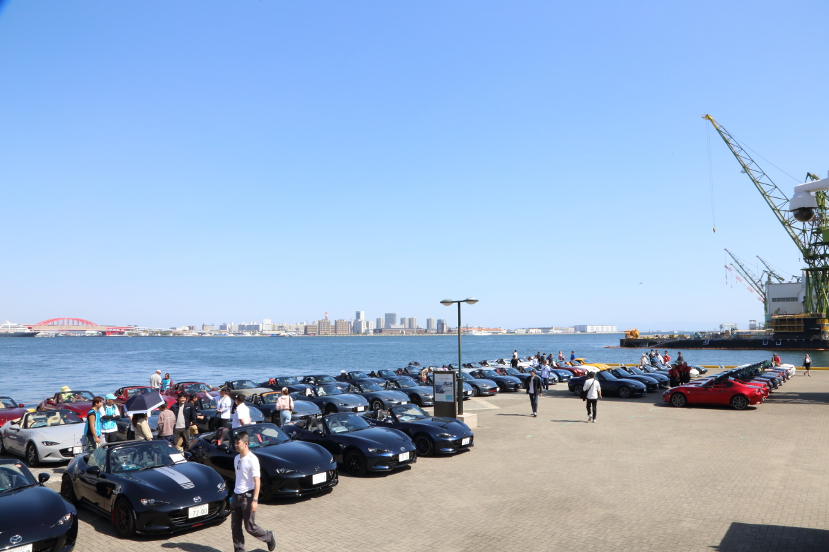 高浜岸壁に整列した120台超のロードスター