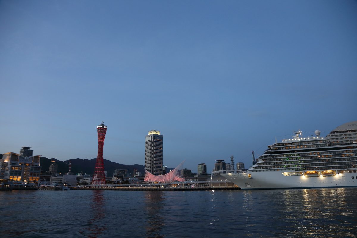 夕暮れの神戸港。ポートタワーと海洋博物館、停泊中の客船