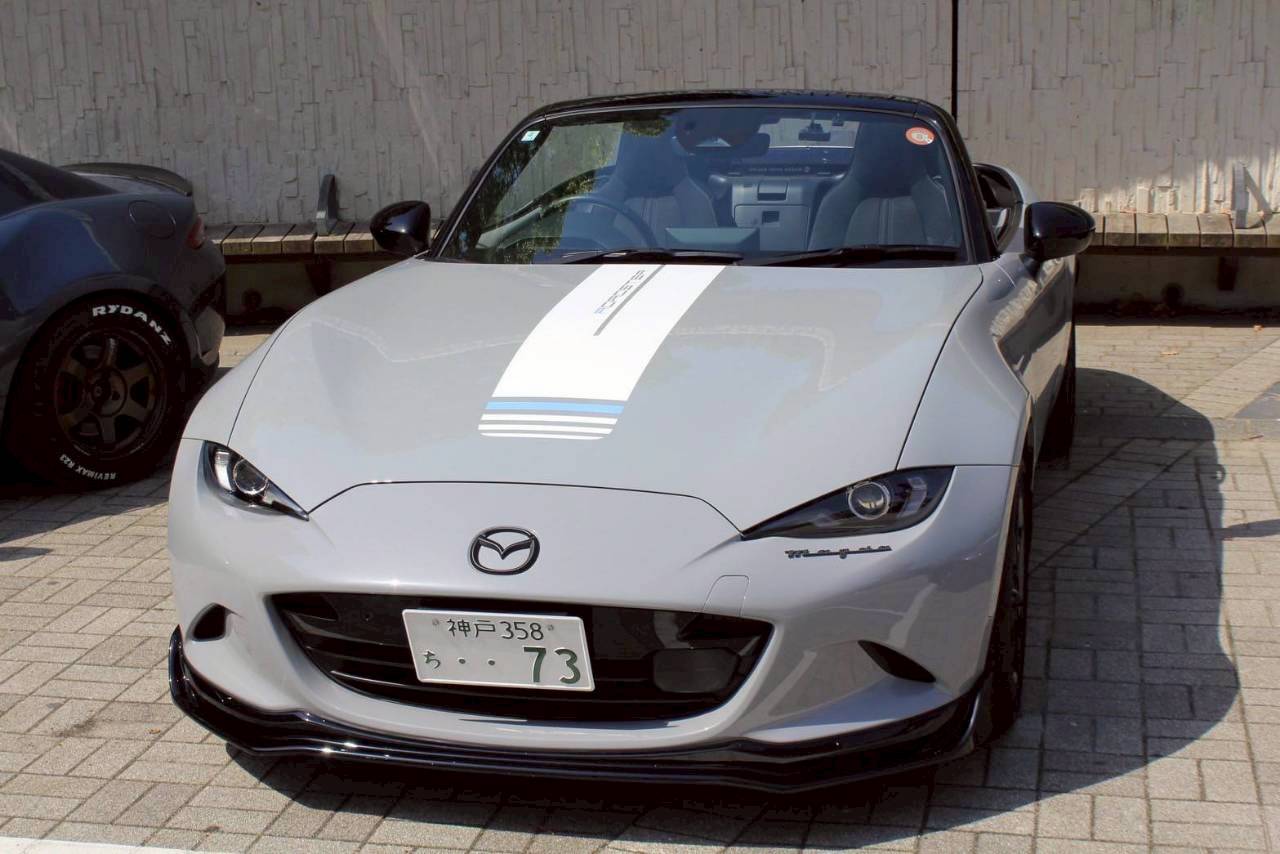 鉄人の足元に色別に並ぶロードスター