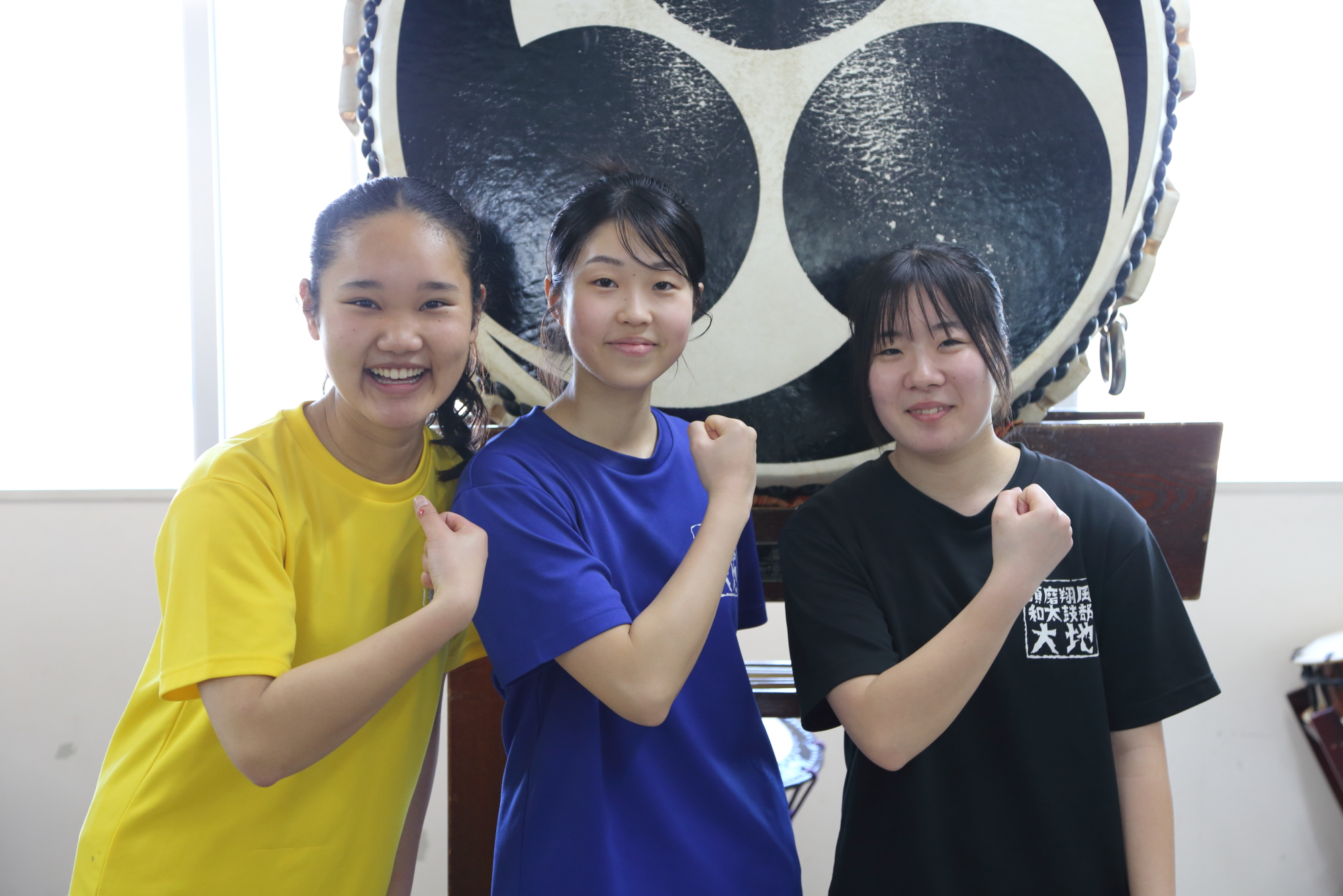 大太鼓の前で笑顔の部員たち