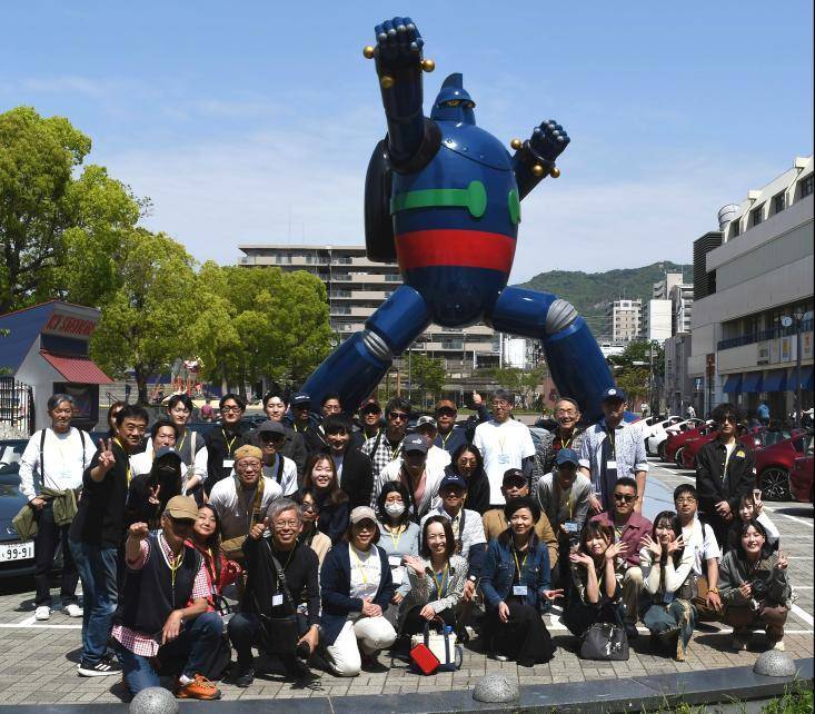 鉄人28号の前に並ぶロードスター