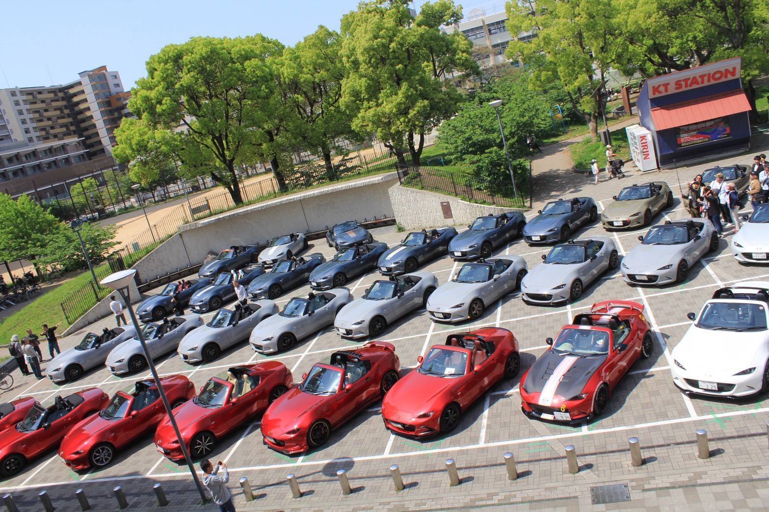 六甲山のワインディングロードを走るロードスター